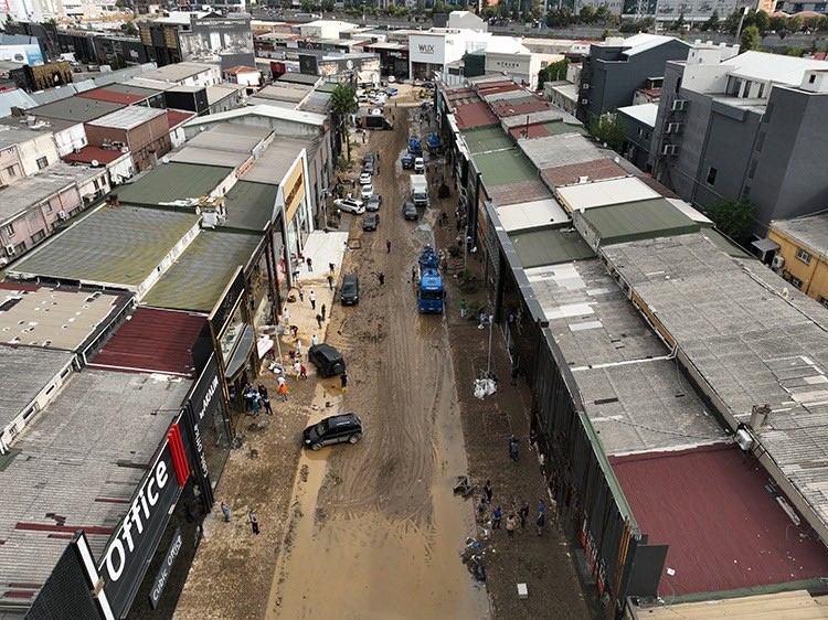 İÇİŞLERİ BAKANI ALİ YERLİKAYA, İSTANBUL’DA SEL VE SU BASKINLARINDAN ETKİLENEN