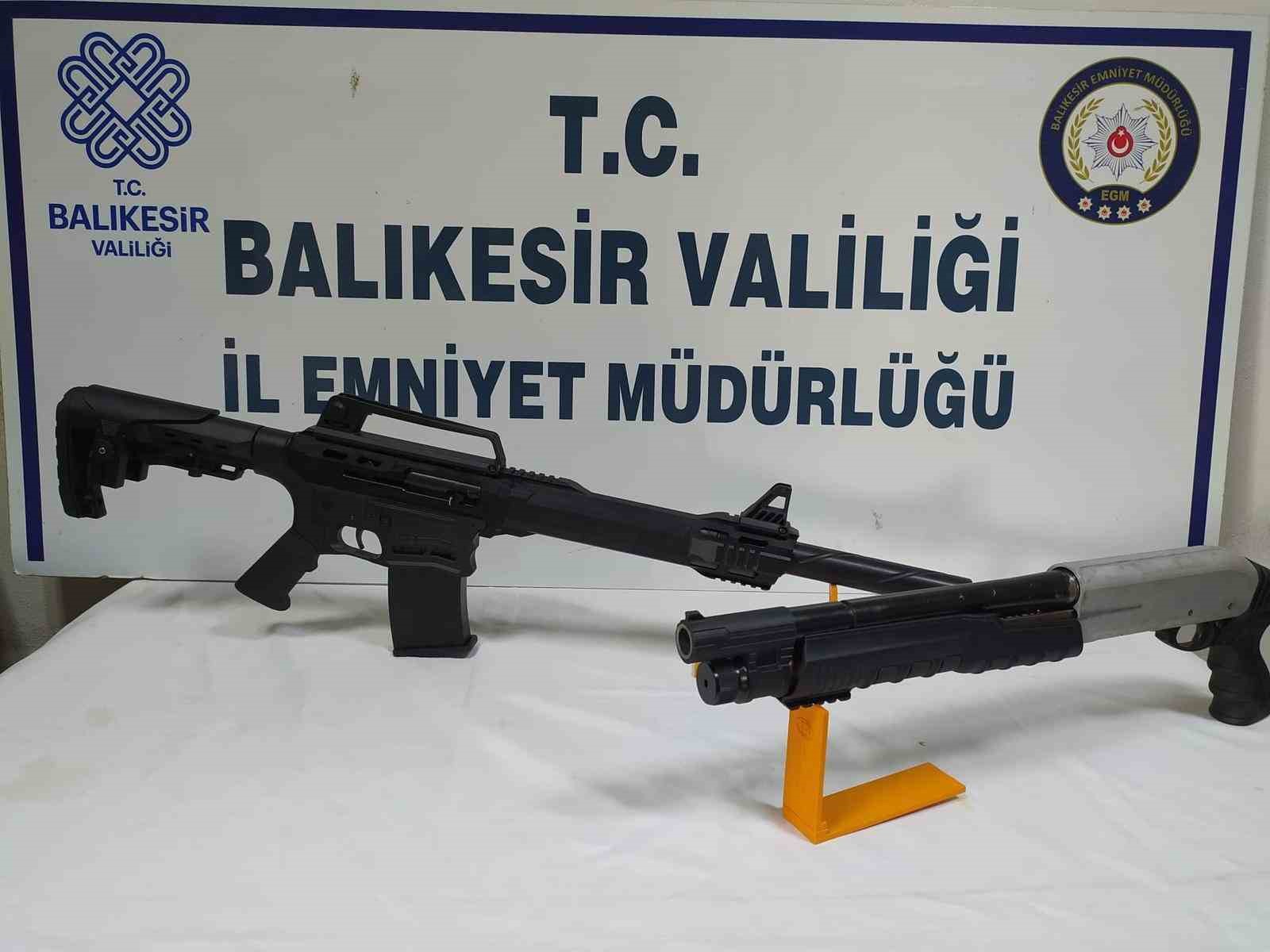 BALIKESİR'DE POLİS EKİPLERİ İL GENELİNDE YAPTIKLARI OPERASYONLARDA ÇEŞİTLİ SUÇLARDAN ARANAN