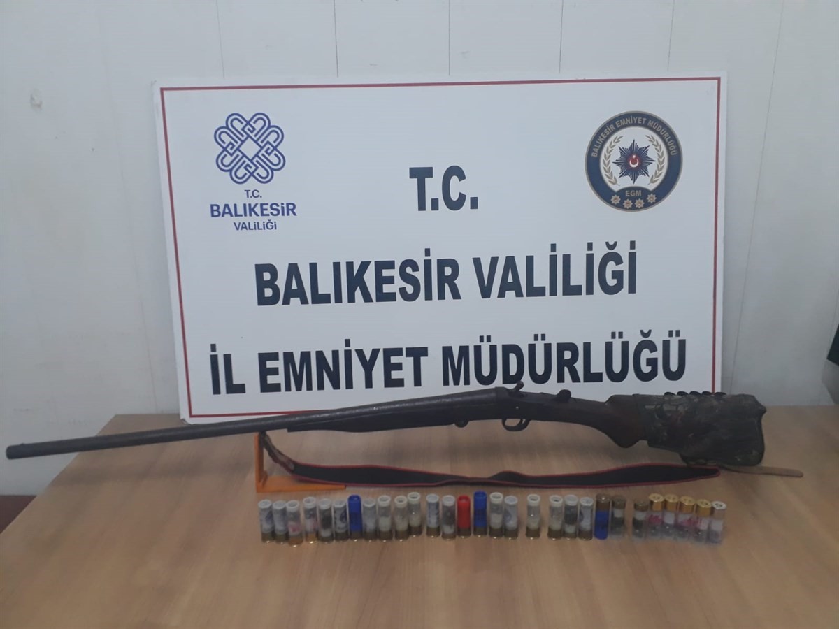 BALIKESİR'DE POLİS 25 ARANAN ŞAHSI YAKALADI