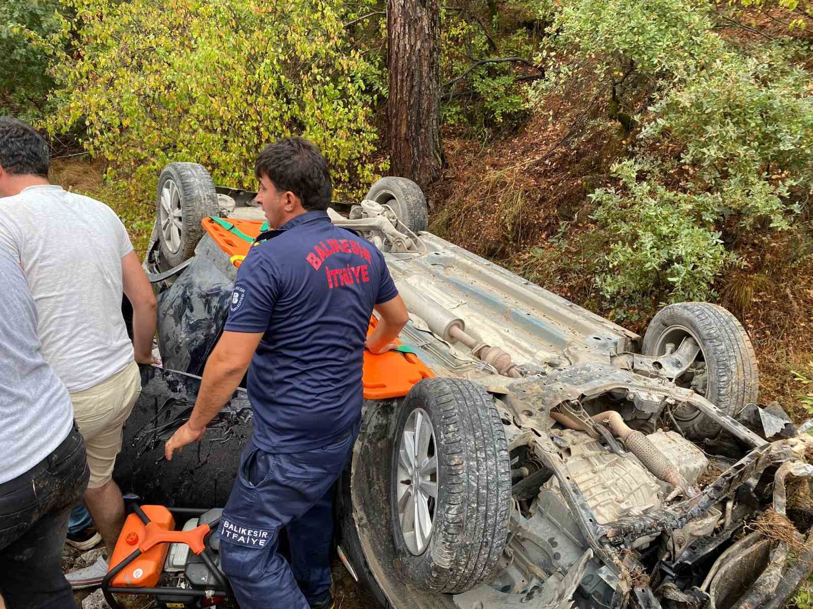 BALIKESİR'DE UÇURUMA UÇAN ARAÇTA 5 YARALI