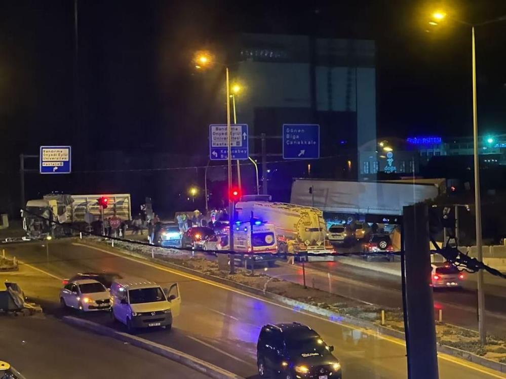 Bandırma’da ışık ihlali yapan tır başka bir tırla çarpıştı. Kaza