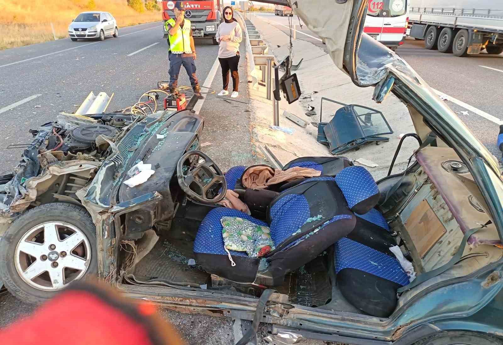 KÜTAHYA'DA BARİYERLERE ÇARPAN OTOMOBİL HURDA YIĞININA DÖNDÜ: 3 YARALI