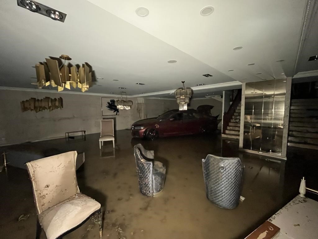 BAŞAKŞEHİR MOBİLYACILAR SİTESİ’NDE SAĞANAK YAĞIŞ SONRASI SELDE SÜRÜKLENEN ARAÇLAR DÜKKANLARA