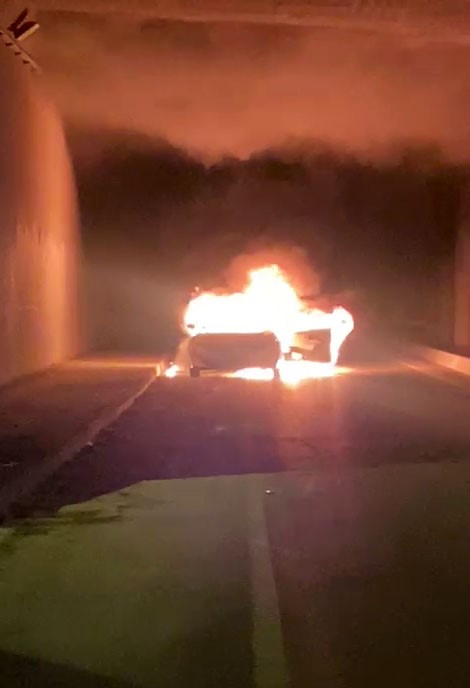 BAŞAKŞEHİR’DE CADDE ORTASINDA BİR OTOMOBİLDE HENÜZ NEDEN OLDUĞU TESPİT EDİLEMEYEN