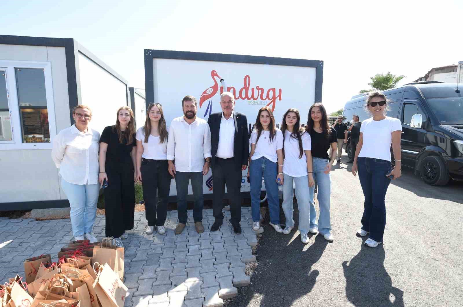 Başkan Yavaş Hatay’daki ’Sındırgı’ konteyner kentine gitti SINDIRGI BELEDİYE BAŞKANI EKREM YAVAŞ, HATAY'DA 100 KONTEYNERDEN OLUŞAN 'SINDIRGI'