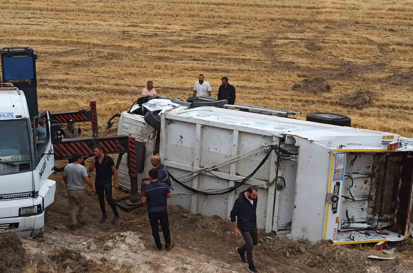 BAŞKENTTE KÖY YOLU ÜZERİNDE SÜRÜCÜSÜNÜN DİREKSİYON HAKİMİYETİNİ KAYBETTİĞİ ÇÖP KAMYONU