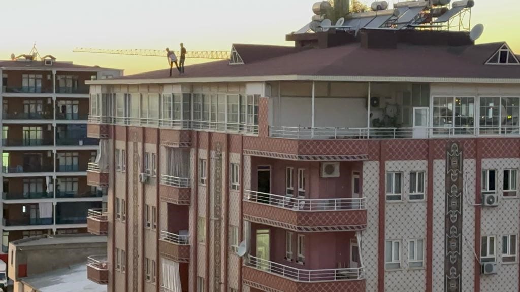 Gençler çatıda yürekleri ağza getirdi BATMAN’DA İKİ GENÇ, HİÇBİR GÜVENLİK ÖNLEMİ ALMADAN CANLARINI HİÇE SAYARAK