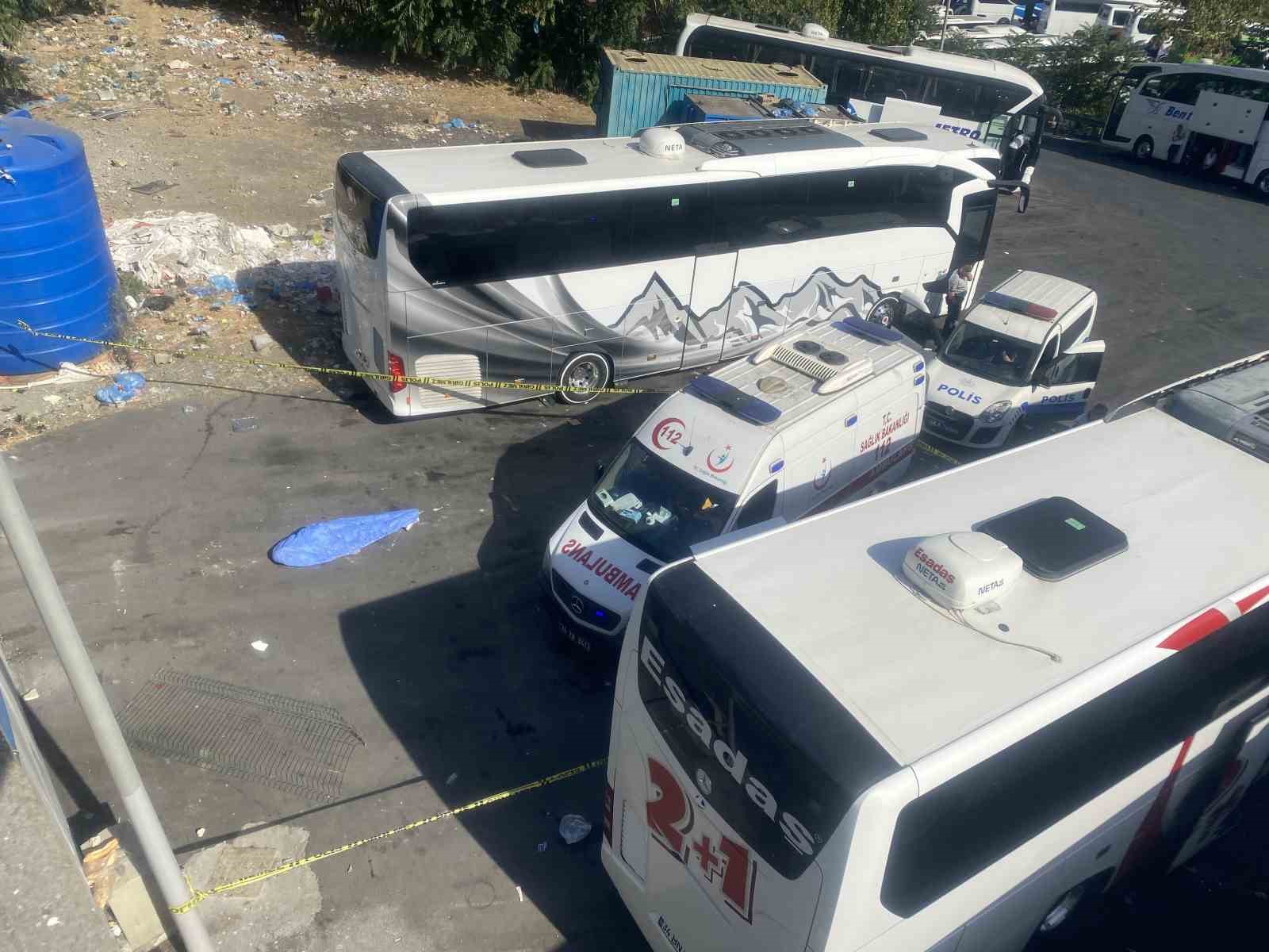 İSTANBUL BAYRAMPAŞA’DA DİREKSİYON SINAVI İÇİN SIRASINI BEKLEYEN BİR KİŞİ, YASLANDIĞI
