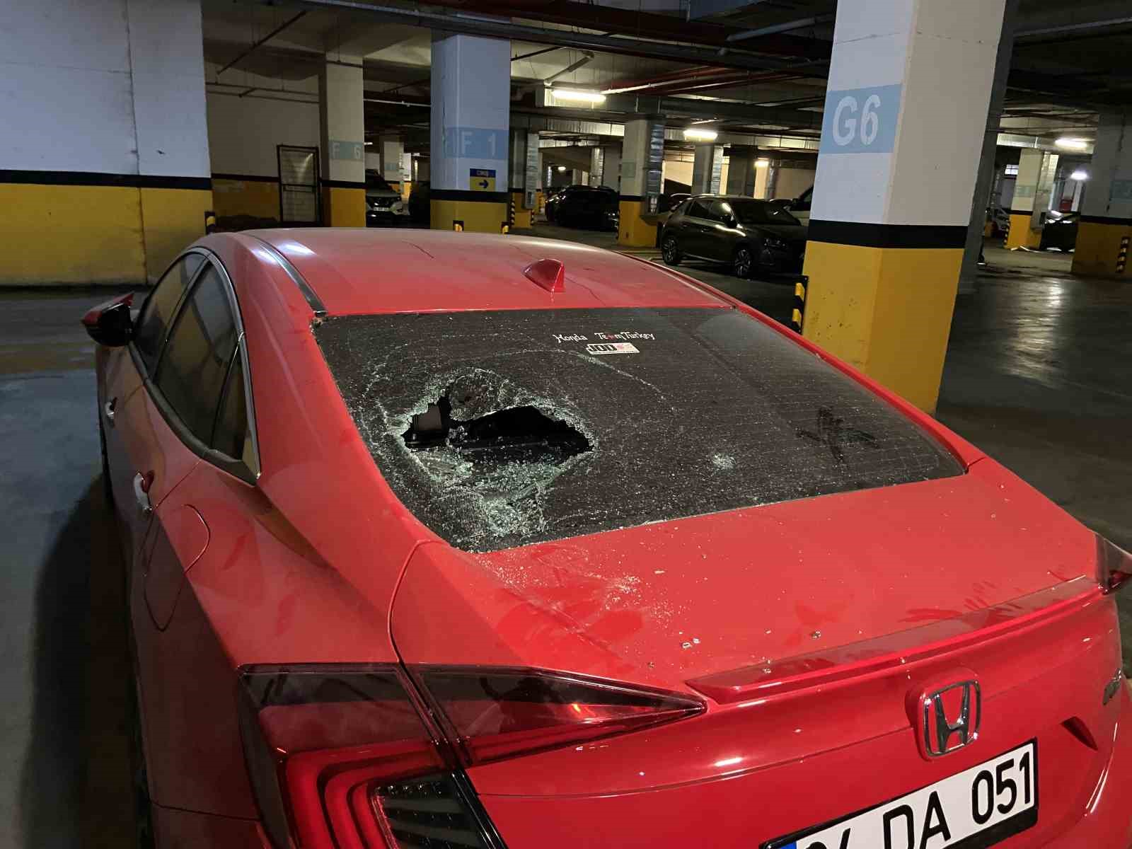 BAYRAMPAŞA’DA ‘İSPARK’ OTOPARKINDA ARAÇLARA TAŞLI SALDIRI: 15 ARACIN CAMINI TAŞLA