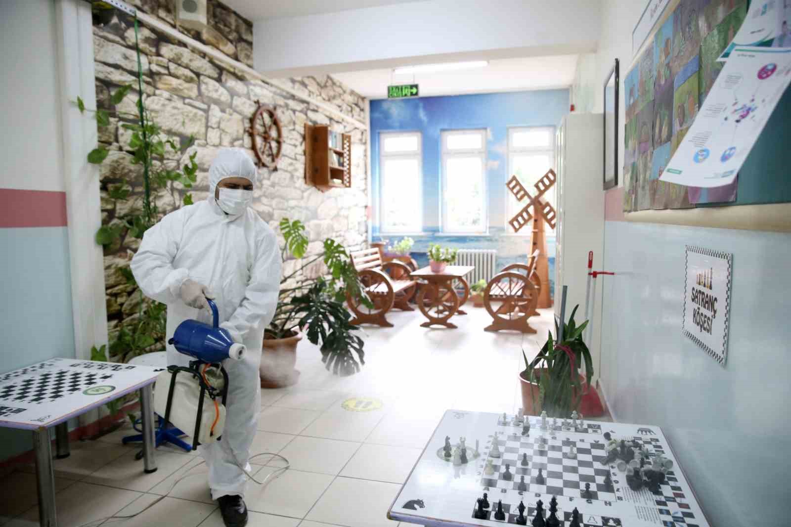 BAYRAMPAŞA BELEDİYESİ, OKULLARI DEZENFEKTE EDİYOR VE OKULLARIN BAHÇELERİNİ SABUNLU SUYLA