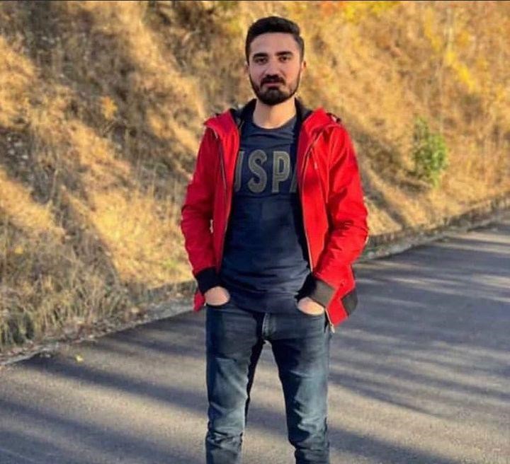 BEYLİDÜZÜ’NDE ARKADAŞINI KORUMAK İSTERKEN ALKOLLÜ MÜŞTERİ TARAFINDAN BIÇAKLANAN GENÇ HAYATINI