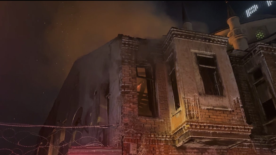 BEYOĞLU’NDA 2 KATLI METRUK BİNA ALEV ALEV YANDI