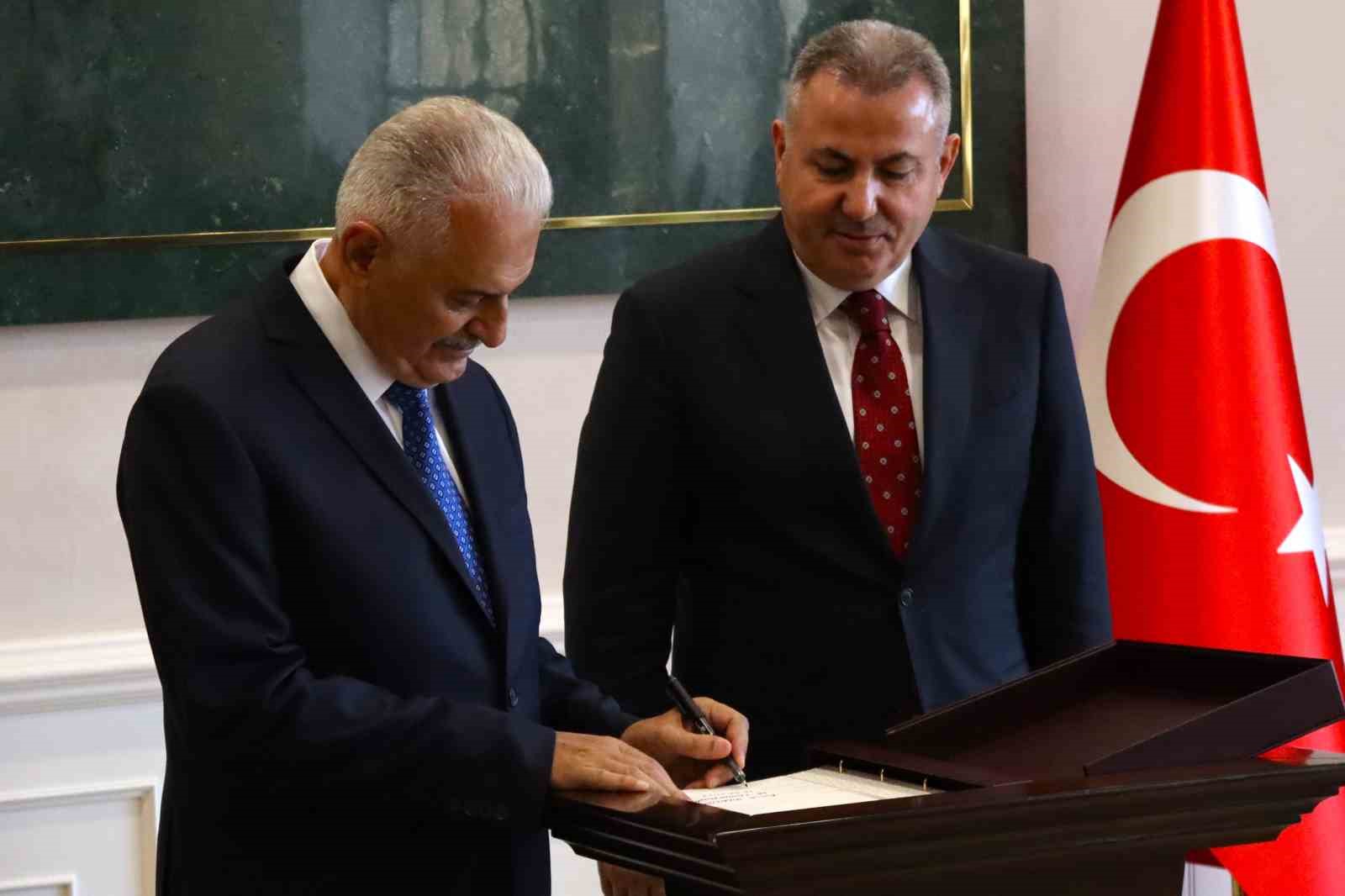 BİR DİZİ PROGRAMLARA KATILMAK İÇİN İZMİR'E GELEN AK PARTİ GENEL