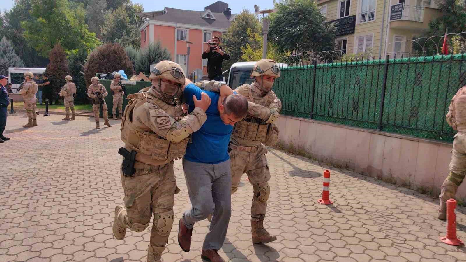 Bir ilçenin kabusu olmuşlardı…Terkinler çetesi üyeleri adliyeye böyle getirildi BURSA'NIN İNEGÖL İLÇESİNDE NEREDEYSE TÜM İLÇE HALKININ KABUSU HALİNE GELEN