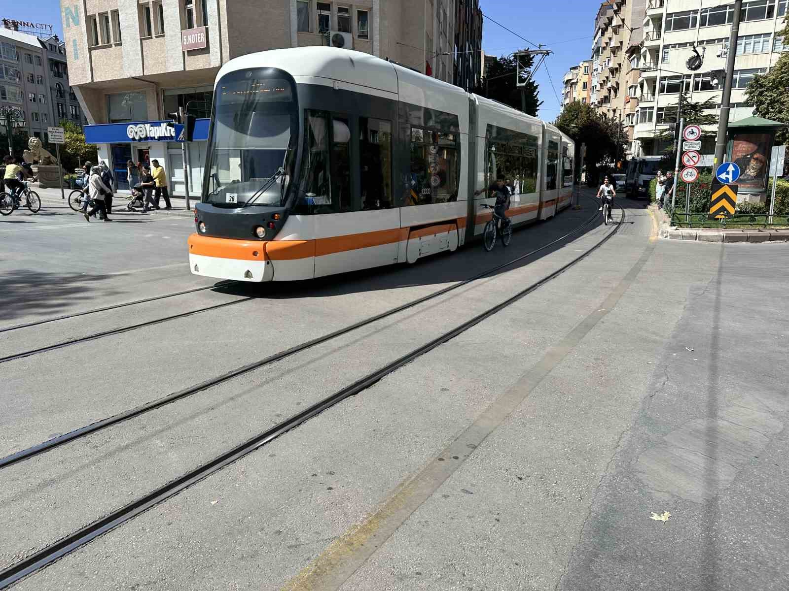 Bisikletli çocukların tehlikeli oyunu ESKİŞEHİR’DE EĞLENMEK İSTEYEN SORUMSUZ ÇOCUKLAR BİSİKLETLE YOLCULUK EDERKEN, HAREKET HALİNDEKİ
