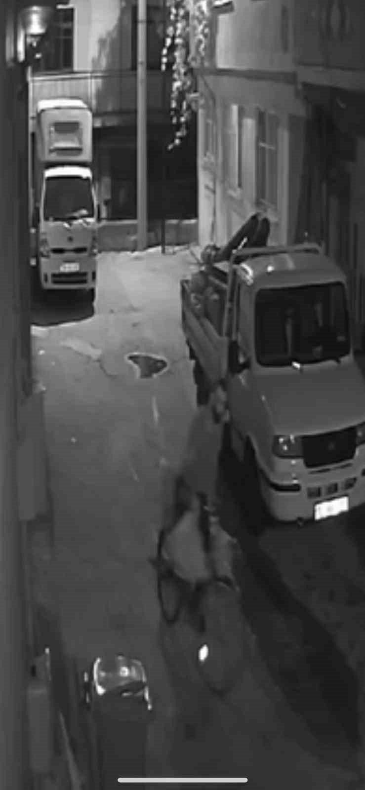 Bisikletli hırsız kamerada BURSA’DA BİSİKLETLİ BİR ŞÜPHELİ GÖRDÜĞÜ AÇIK KAMYONETİN KASASINDAN ÇALDIĞI MALZEMELERLE