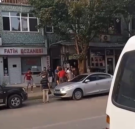 BURSA’DA İKİ GRUP ARASINDA ÇIKAN TARTIŞMA KAVGAYA DÖNÜŞÜNCE TEKME VE