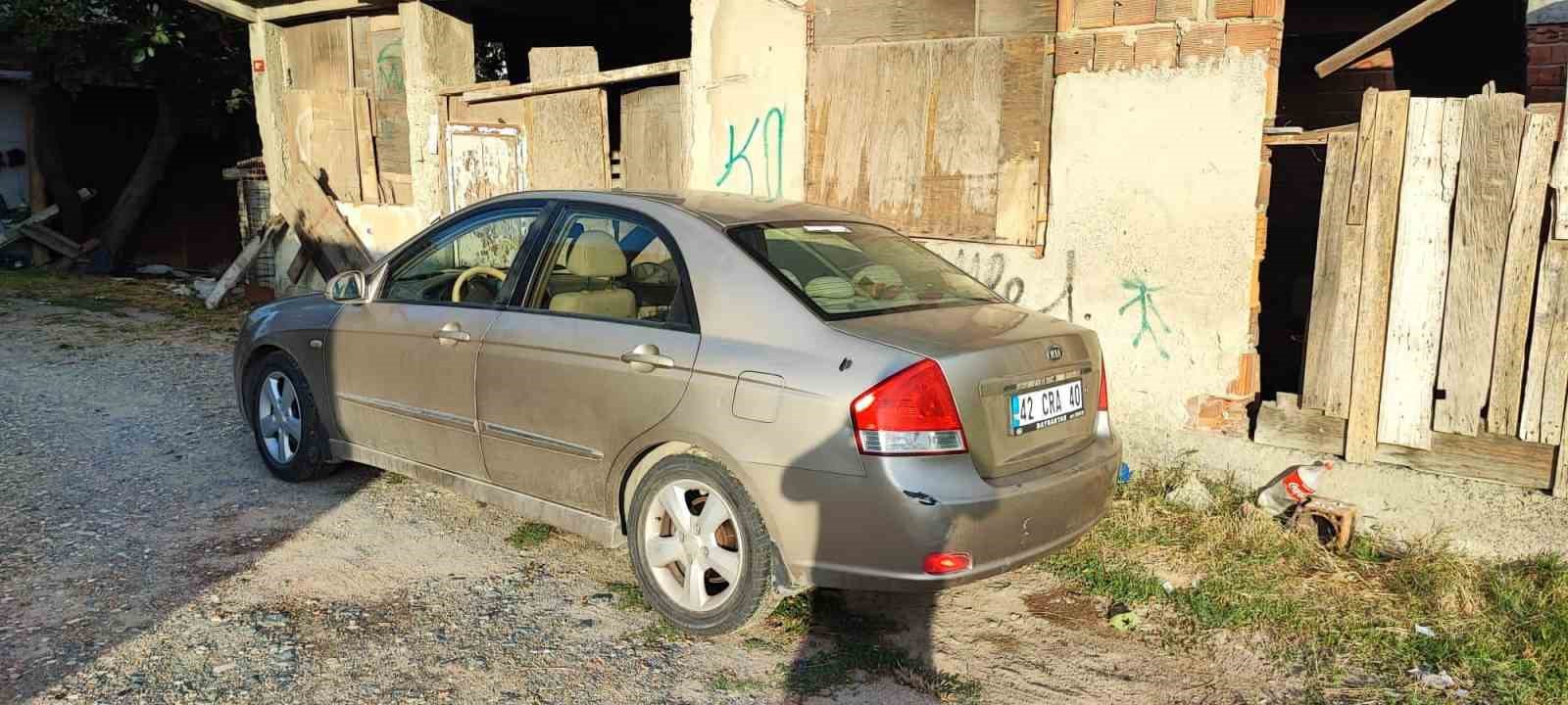 ARNAVUTKÖY'DE BOŞ YOLA RAĞMEN KALDIRIMA ÇIKARAK İLERLEYEN ARAÇ SÜRÜCÜSÜ YAYALARA