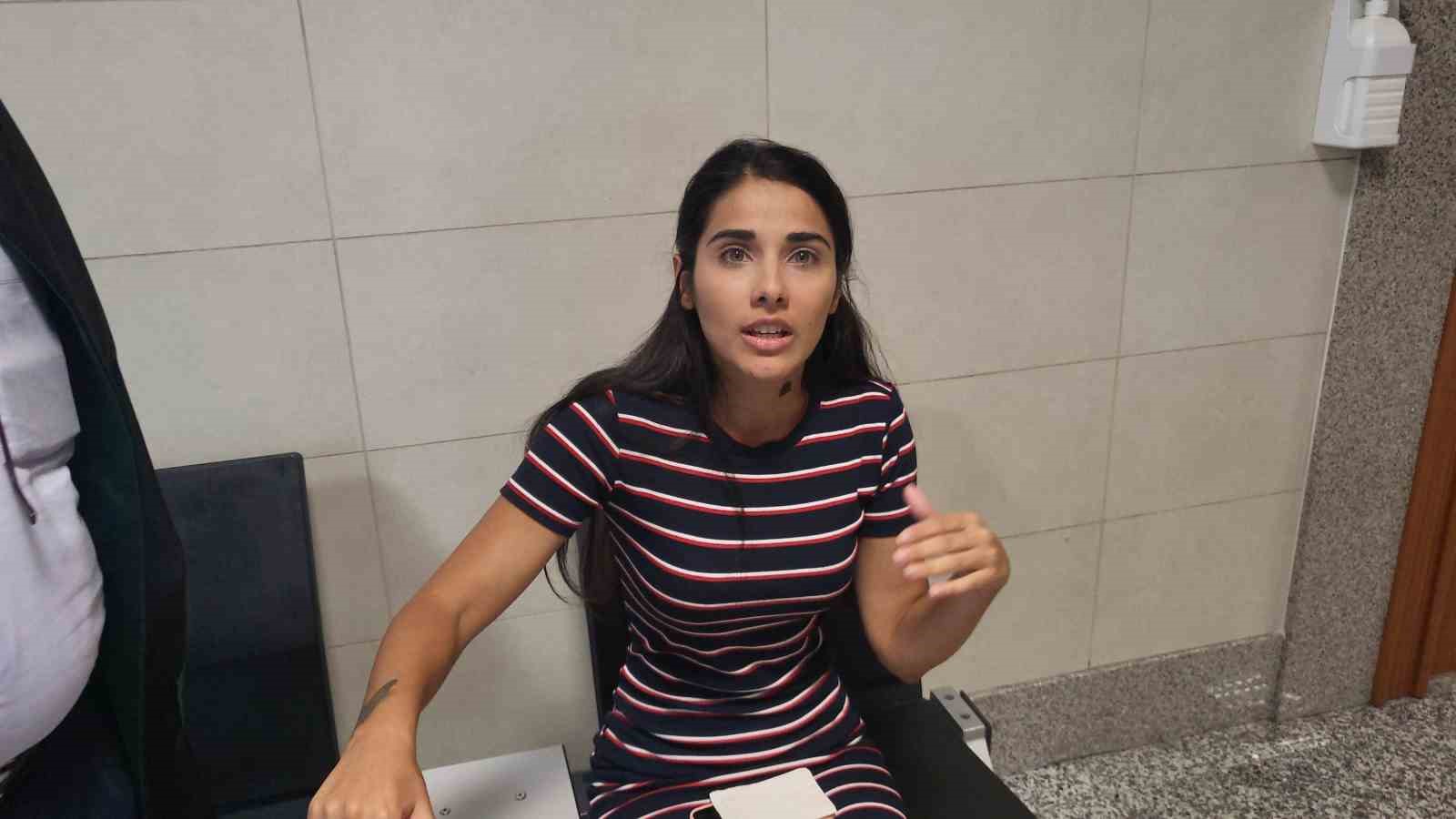 BOŞANMA AŞAMASINDAKİ EŞİNE KURŞUN YAĞDIRMIŞTI: KADIN MAHKEMEYE BASTONUYLA GELDİ