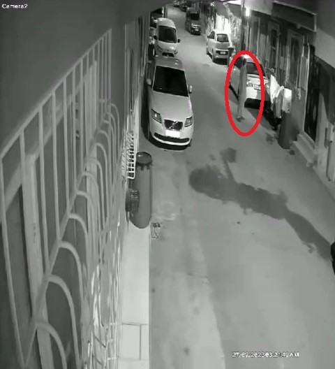 Bu kez motoru değil üzerindeki brandayı çaldılar BURSA’DA SOKAK ARASINDA İLERLEYE ŞÜPHELİ BİR KİŞİ, GÖRDÜĞÜ MOTOSİKLETİN ÜZERİNDEKİ
