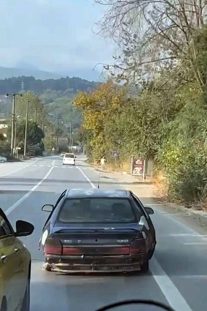 SAKARYA’DA TAMPONU, PLAKASI OLMADAN TRAFİĞE ÇIKAN VE ADETA YOLA SÜRTECEK