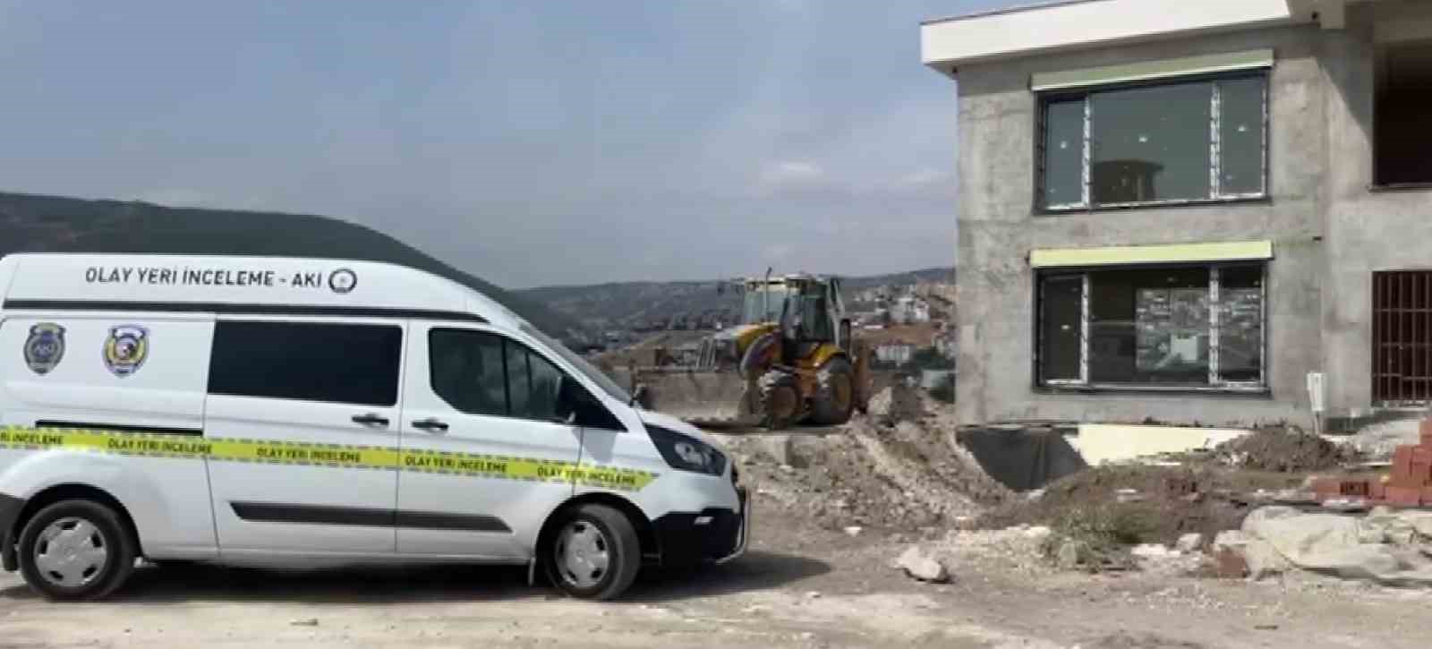 Bulduğu tüfeği kontrol ederken arkadaşını vurdu BALIKESİR'DE BİR İNŞAATTA ÇALIŞAN İŞÇİ, İNŞAATIN YAKINLARINDA BULDUĞU TÜFEĞİ DENEMEK