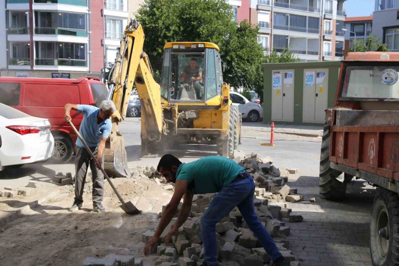 Burhaniye Belediyesi Fen İşleri Müdürlüğü ekipleri aralıksız çalışmaya devam ediyor BALIKESİR’İN BURHANİYE İLÇESİNDE BAŞTA DOĞALGAZ ÇALIŞMALARI OLMAK ÜZERE ALTYAPI ÇALIŞMALARINDAN