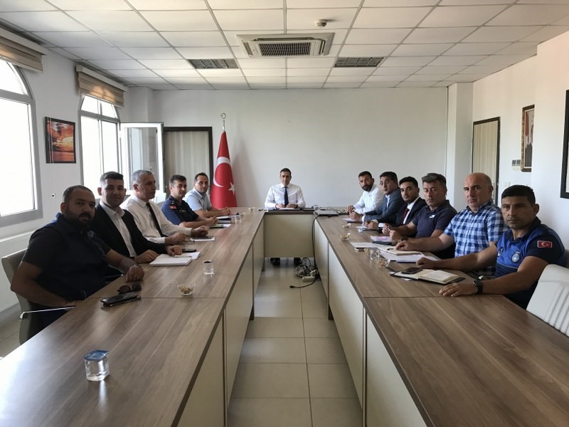 BALIKESİR’İN BURHANİYE KAYMAKAMI İLYAS MEMİŞ’İN BAŞKANLIĞINDA ÜNİVERSİTELERDE GÜVENLİK TEDBİRLERİ DEĞERLENDİRİLME