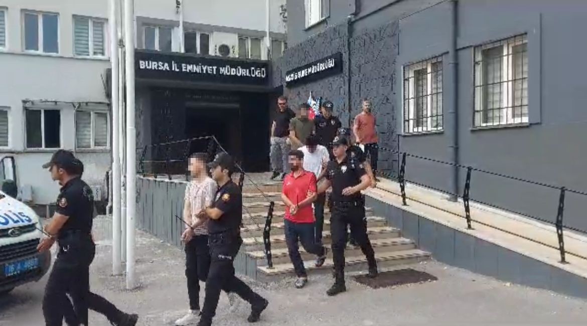 BURSA'DA HAKLARINDA KESİNLEŞMİŞ HAPİS CEZASI BULUNAN HÜKÜMLÜLERE EŞ ZAMANLI OPERASYON