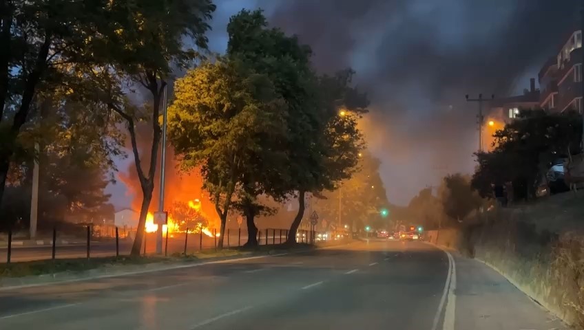 BURSA’NIN MUDANYA İLÇESİNDE ÇIKAN YANGIN ÇEVREDEKİ VATANDAŞLARA KORKU DOLU ANLAR
