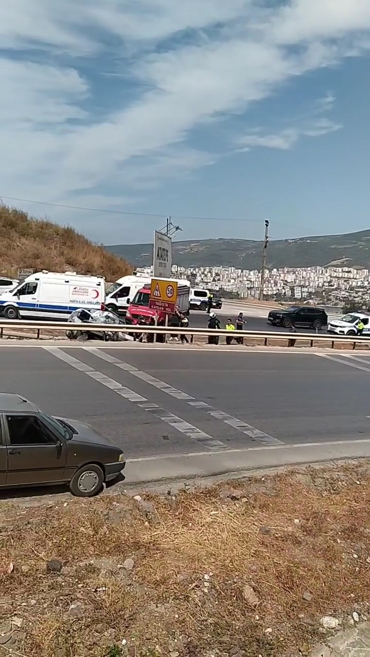 Bursa’da bariyerlere giren araç kullanılamaz hale geldi : 2 yaralı BURSA’NIN GEMLİK-BURSA KARAYOLUNDA MEYDANA GELEN KAZADA SÜRÜCÜSÜNÜN KONTROLÜNDEN ÇIKAN ARAÇ