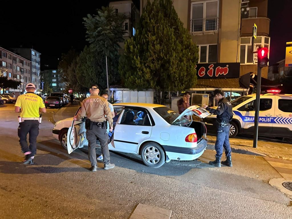 Bursa’da bin polisle huzur denetimi BURSA İL EMNİYET MÜDÜRLÜĞÜ KENT MERKEZİNDE BİN POLİSLE VATANDAŞLARIN HUZUR
