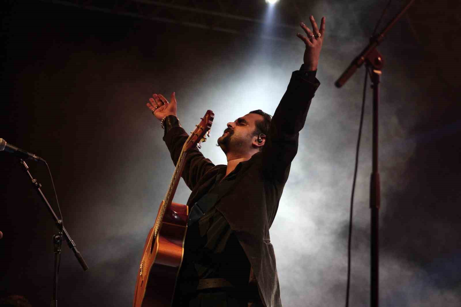 KONSER İÇİN BURSA’YA GELEN DEDUBLÜMAN GRUBU SÖYLEDİĞİ ŞARKILARLA BURSALILARI MEST