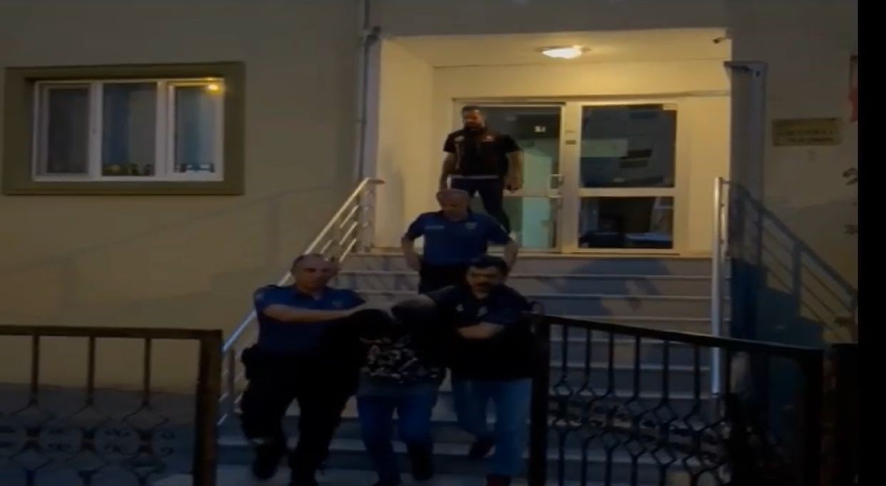BURSA'DA BİN POLİSİN KATILIMIYLA ARANAN ŞAHISLARA DÜZENLENEN ŞAFAK OPERASYONUNDA, ARALARINDA