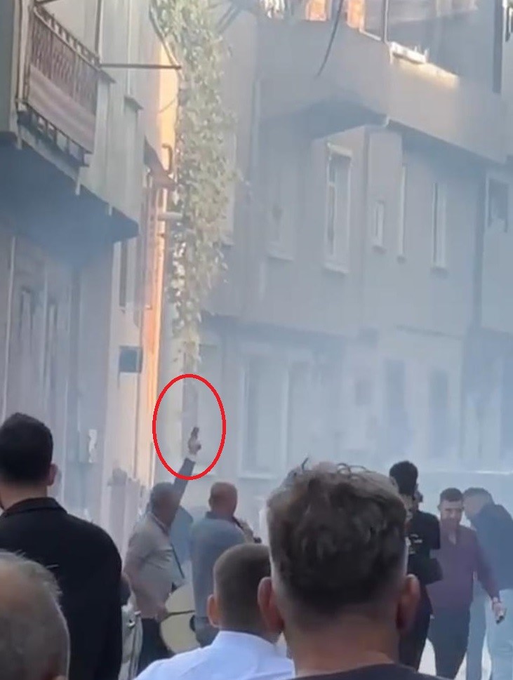 BURSA’NIN YILDIRIM İLÇESİNDE DÜĞÜN TÖRENİ İÇİN BİR ARAYA GELEN KALABALIK,