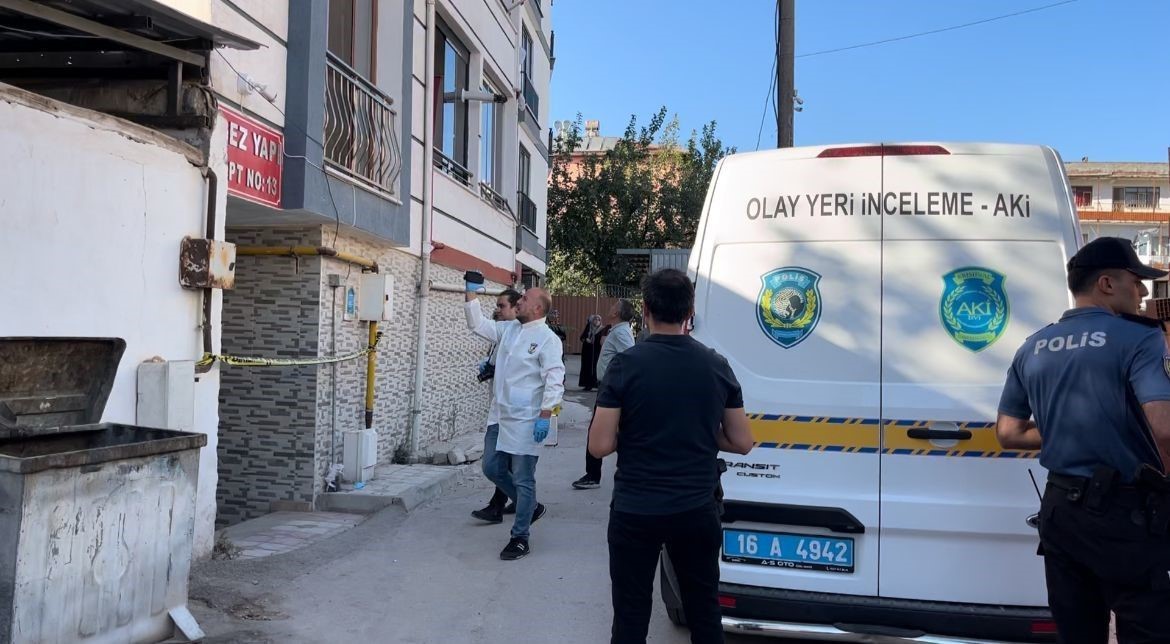 BURSA'DA  AYNI EVDE YAŞAYAN HALASI VE BABANNESİNİN BOĞAZINI KESEN