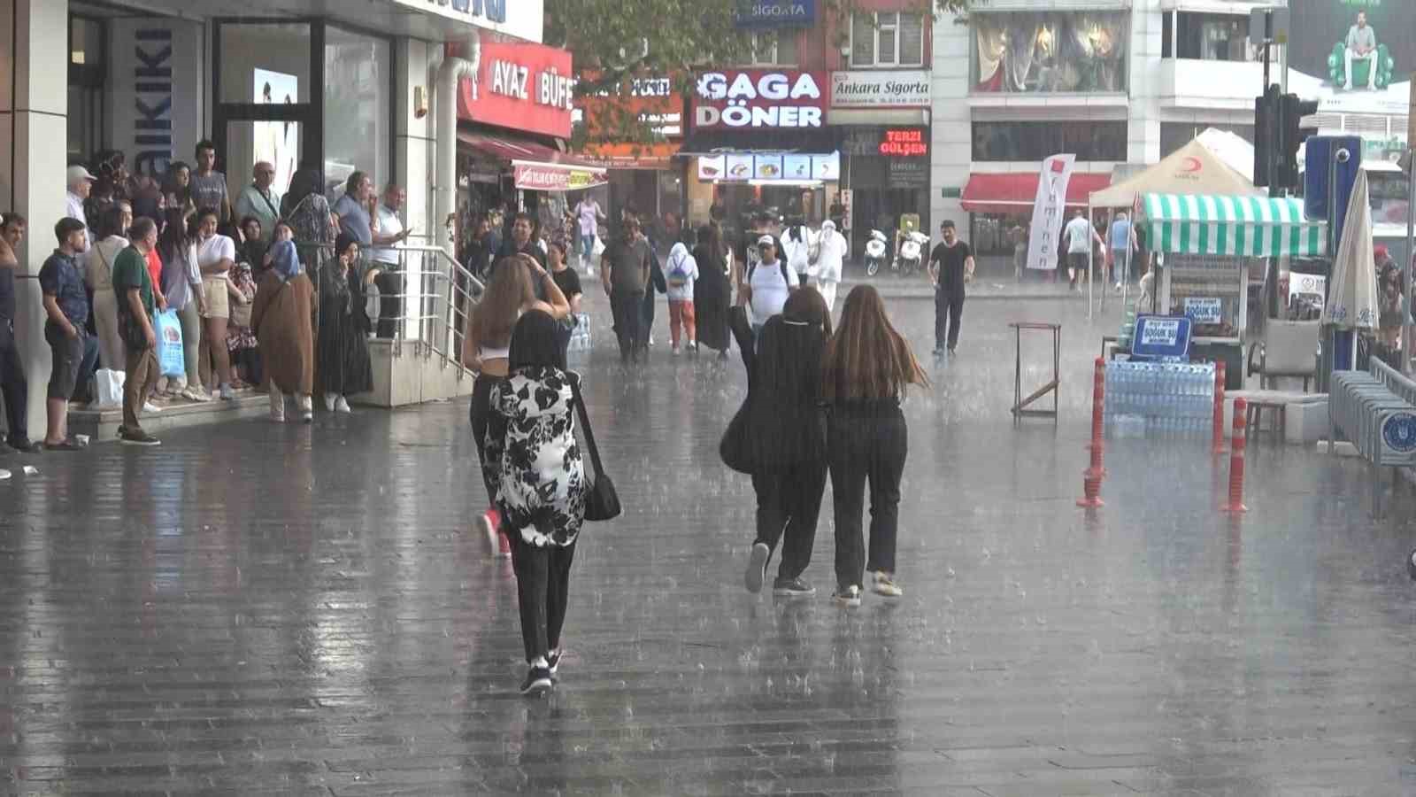 BURSA’DA BİR ANDA BASTIRAN YAĞMURA VATANDAŞLAR HAZIRLIKSIZ YAKALANDI. KENTİN MERKEZİ