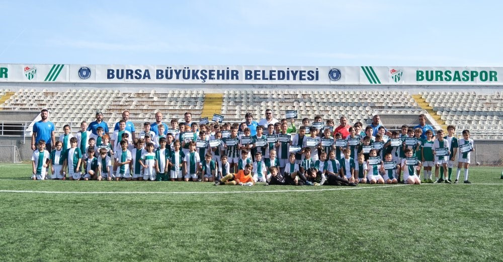 BURSASPOR FUTBOL OKULU'NDAN MEZUN OLANLAR SERTİFİKALARINI ALDI.