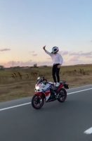 BÜYÜKÇEKMECE’DE TRAFİĞE AÇIK YOLDA MOTOSİKLET ÜSTÜNDE GİDONU BIRAKIP AYAĞA KALKIP