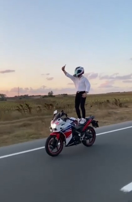 Büyükçekmece’de motosiklet sürücüsünün yürekleri ağza getiren görüntüsü kamerada BÜYÜKÇEKMECE’DE TRAFİĞE AÇIK YOLDA MOTOSİKLET ÜSTÜNDE GİDONU BIRAKIP AYAĞA KALKIP
