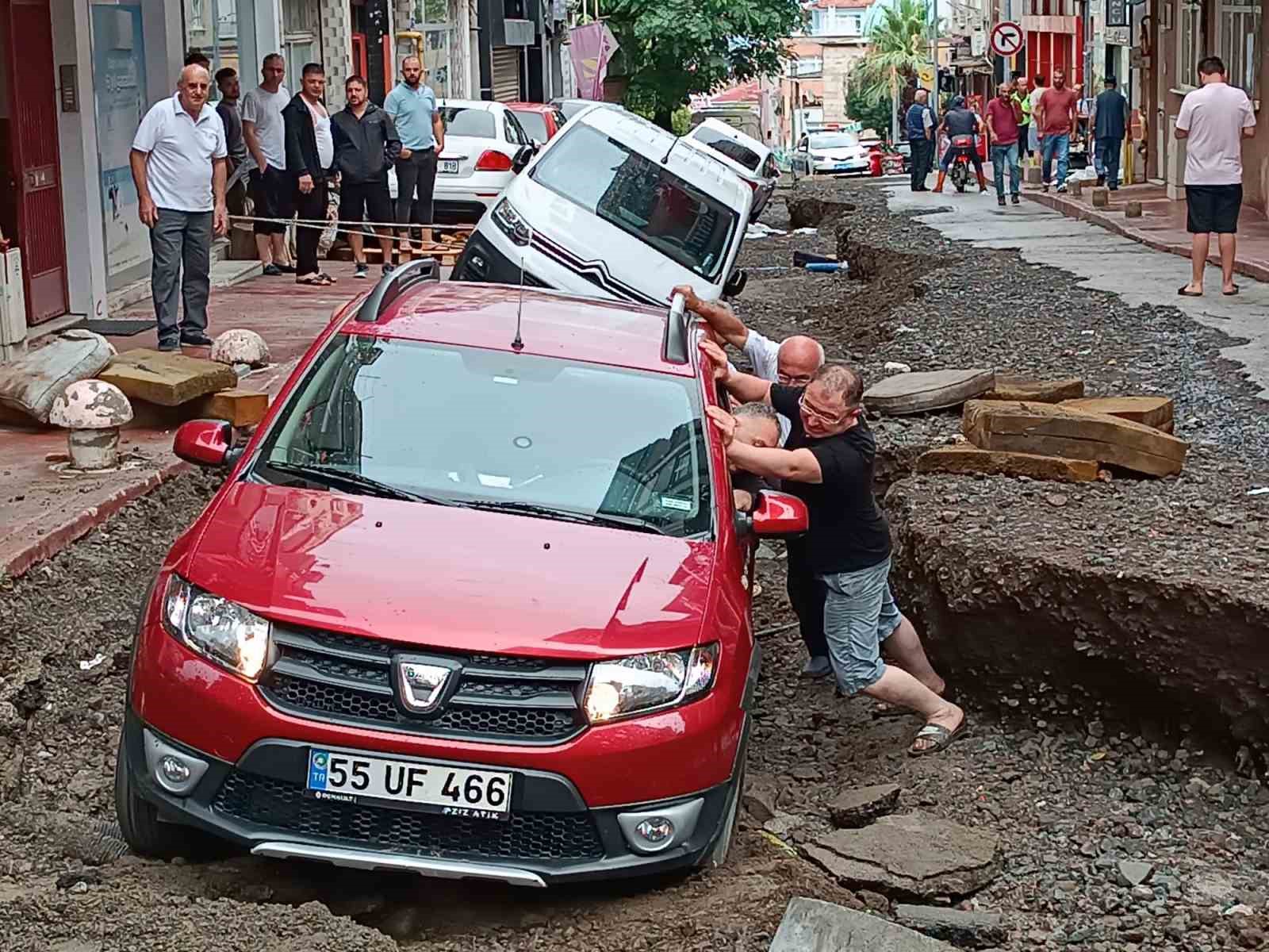 SAMSUN ŞEHİR MERKEZİNDE ETKİLİ OLAN SAĞANAK SELE DÖNÜŞTÜ. SEL NEDENİYLE