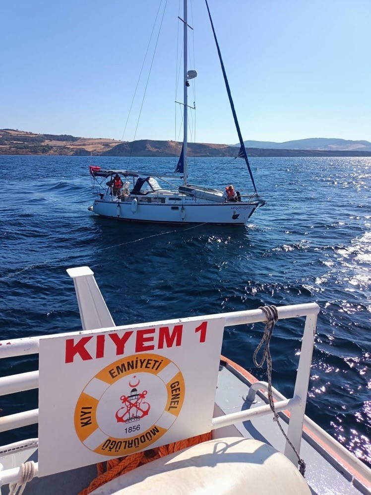 ÇANAKKALE BOĞAZI’NDA MAKİNE ARIZASI NEDENİYLE İÇİNDE 2 KİŞİNİN BULUNDUĞU SÜRÜKLENEN