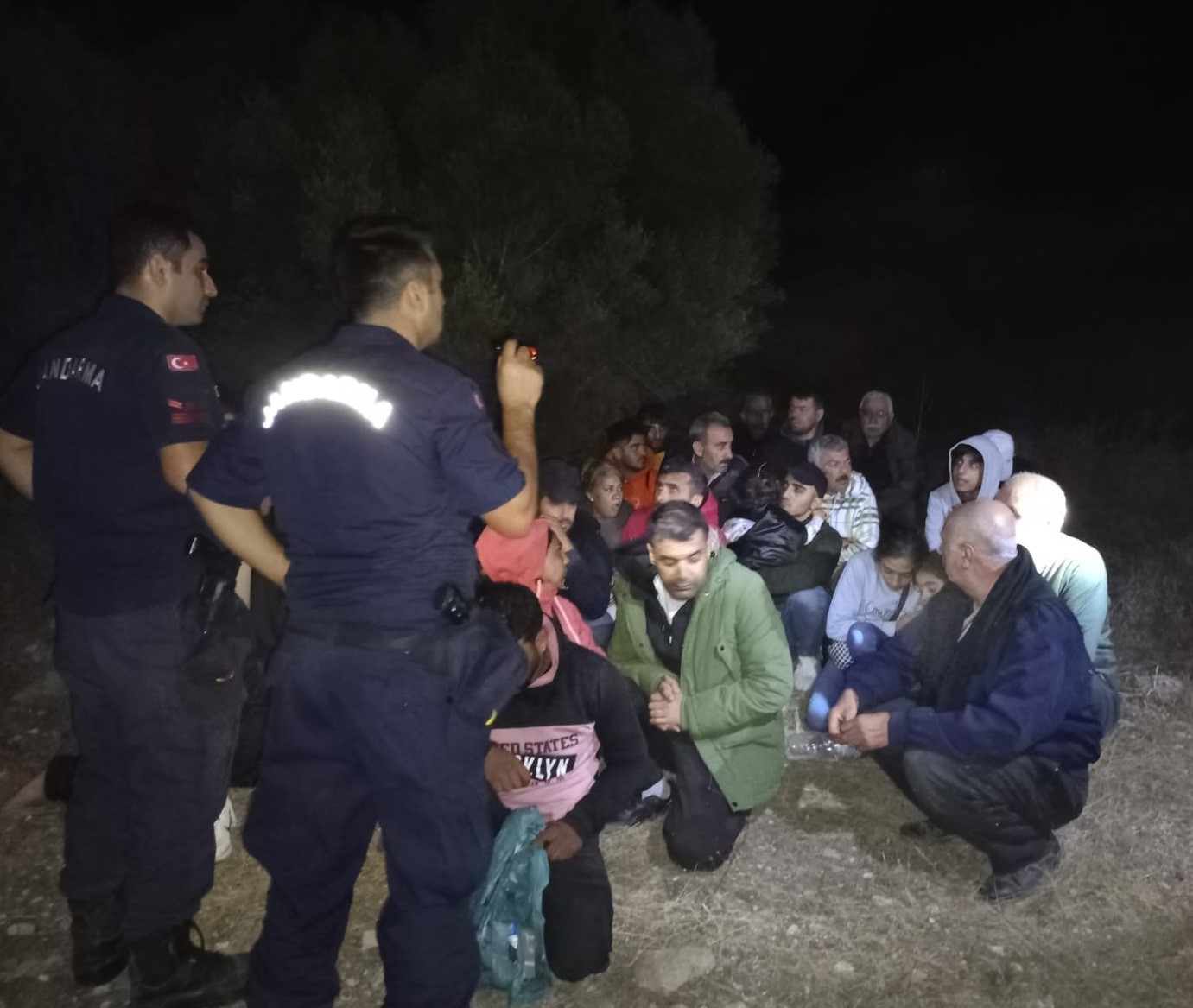 Çanakkale’de 27 kaçak göçmen yakalandı ÇANAKKALE'NİN AYVACIK İLÇESİNDE JANDARMA EKİPLERİ TARAFINDAN YAPILAN OPERASYONDA 27 KAÇAK
