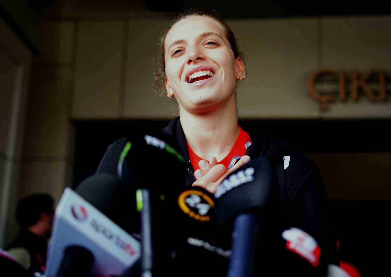 MİLLİ VOLEYBOLCU CANSU ÖZBAY, HAVALİMANI ÇIKIŞINDA BASIN MENSUPLARINA AÇIKLAMALARDA BULUNDU