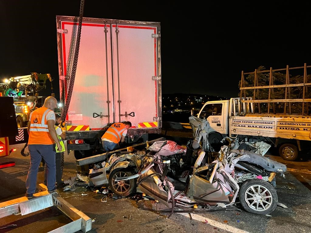 ÇATALCA TEM OTOYOLU’NDA FECİ KAZA : 4 ÖLÜ 4 YARALI
