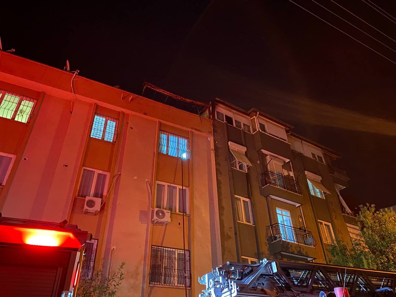ANTALYA’DA 3 KATLI BİNANIN ÇATI KATINDA ÇIKAN YANGIN MAHALLELİYE KORKU