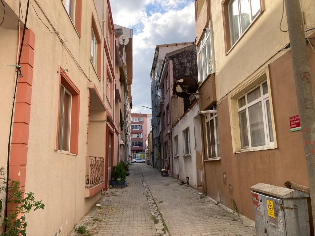 ÇANAKKALE'NİN LAPSEKİ İLÇESİNDE BİR KİŞİ HIRSIZLIK YAPMAK İÇİN GİRDİĞİ DUBLEKS