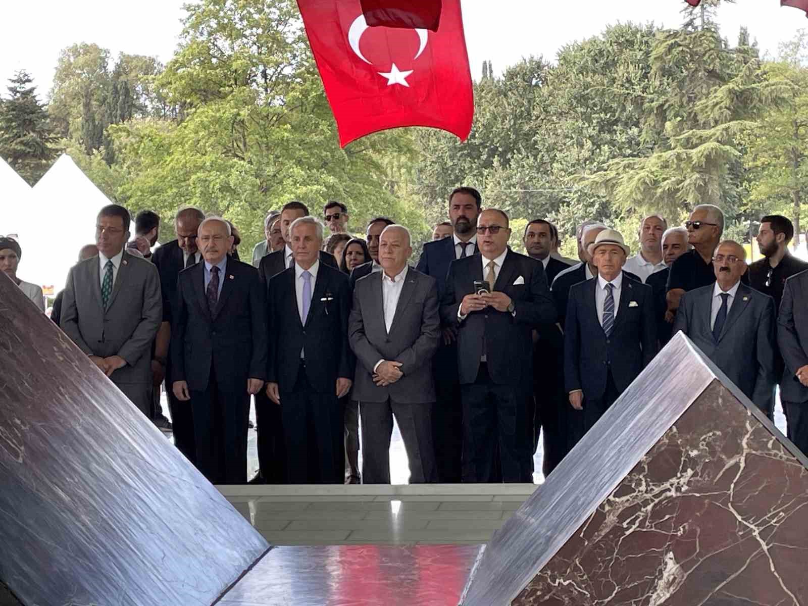 CHP Genel Başkanı Kılıçdaroğlu, Özal ve Menderes’in anıt mezarlarını ziyaret etti CHP GENEL BAŞKANI KEMAL KILIÇDAROĞLU, 8. CUMHURBAŞKANI TURGUT ÖZAL İLE