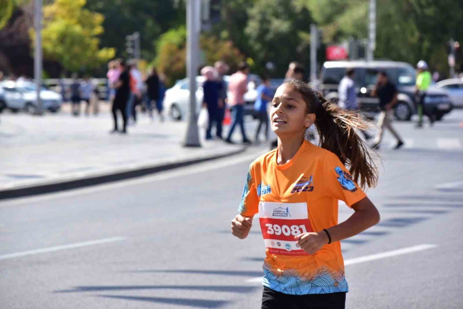 Çocuklara Özel Maraton KAYSERİ BÜYÜKŞEHİR BELEDİYESİ, ÜÇÜNCÜSÜNÜ GERÇEKLEŞTİRDİĞİ ULUSLARARASI KAYSERİ YARI MARATONU’NDA MİNİKLERİ