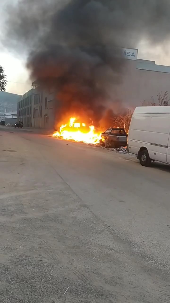 BURSA’DA OTLUK ALANA ATILAN SİGARA YANGIN ÇIKARDI. ALEVLERİN KISA BÜYÜMESİYLE